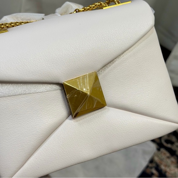NEW Genuine Leather White Square Crossbody Bag With Gold Rivet & Chain Strap - Picture 4 of 16